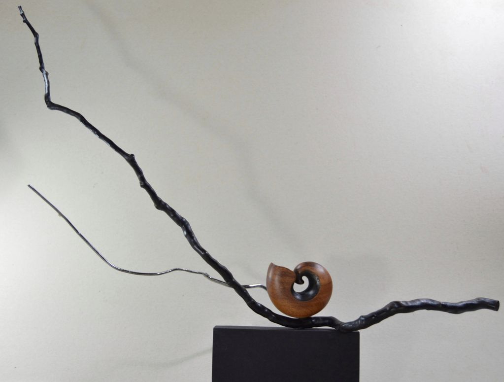 Escultura realizada en madera y hierro