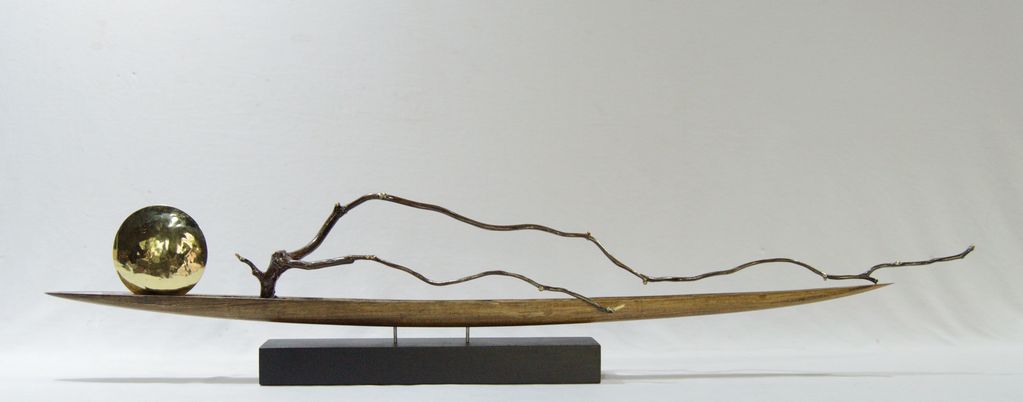 Escultura realizada en madera, hierro y bronce bruñido