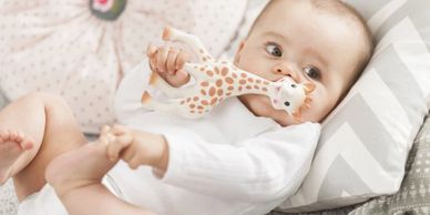 Bebé en etapa de dentición con mordedera Sophie la Giraffe.