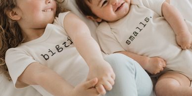 Toddler y bebé con mameluco y camiseta de algodón 100% orgánico.