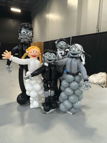 A family of five made entirely from balloons, each with distinct colors and expressions.