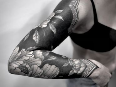 Blackwork ornamental by Pierre Marcel, Munich, Germany. Cover up. Flowers.