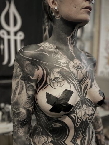 Blackout flower chest, neck black out by Pierre Marcel tattoos, Munich, Germany.