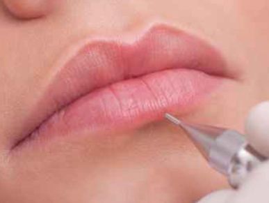 Micropigmentacion de labios en proceso