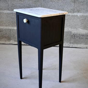 French heritage bedside table nocturne No. 12173, deep charcoal finish, slender tapered legs, restored in France
