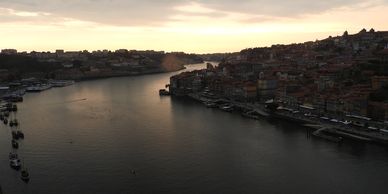 Pô do sol na cidade do Porto em Portugal. Foto de Márcio Martelli.
