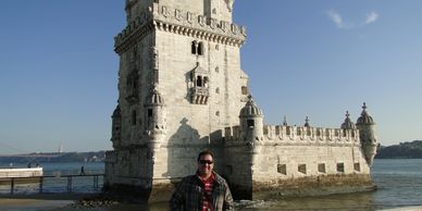 Na Torre de Belém, em Lisboa. Tudo em Portugal é motivo de saudade, ao menos para mim.