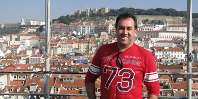 No alto do Elevador de Santa Justa com uma linda vista em 360 graus de toda a baixa lisboeta.