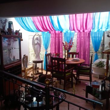 Sala con decoración colorida y estatua blanca.