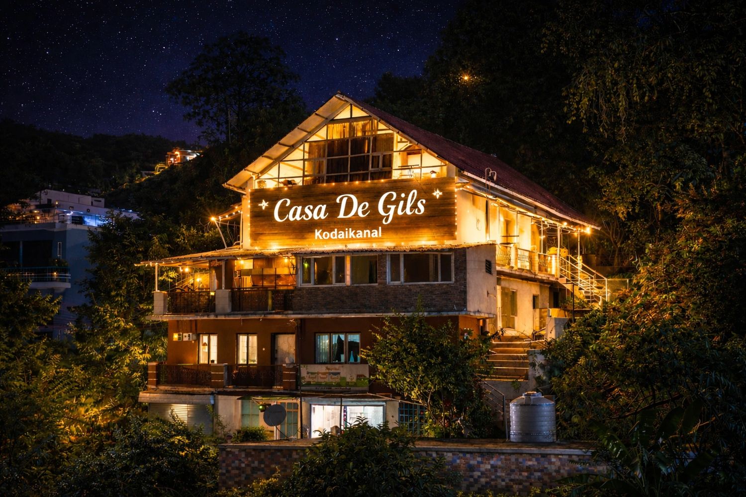 Casa De Gils illuminated warmly under a starry night in Kodaikanal.