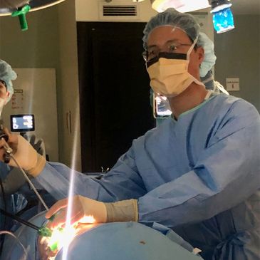 Michael Yeh conducting surgery