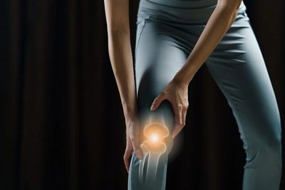 What causes chronic knee pain?

There is a difference between short-term and long-term knee discomfo