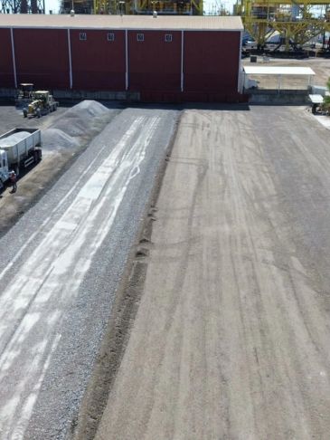 Área industrial con suelo preparado y maquinaria.