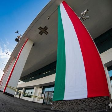 Pendon tricolor para las celebraciones de septiembre en columna del palacio municipal de naucalpan 