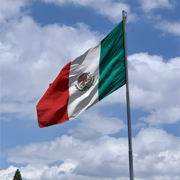 Bandera de México monumental pintada al oleo, izada en la explanada del municipio de Tlalnepantla