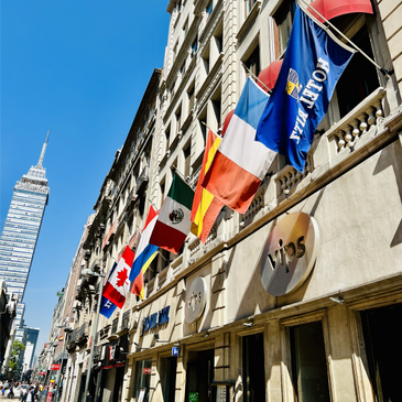 Banderas izadas en la concurrida calle de Madero en el Centro Histórico de la ciudad de México