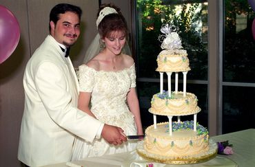 Professional Wedding Photography Clients. Local and within USA.
Bride and Groom Cake Cutting Ceremon