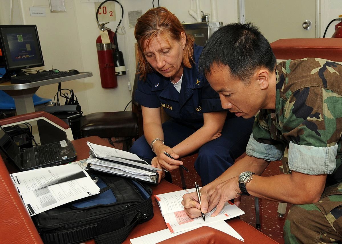 Officer in charge. Брукс сша. Сапер америка. Вертолет полиции сша. 4/e officer in charge of engineering watch.