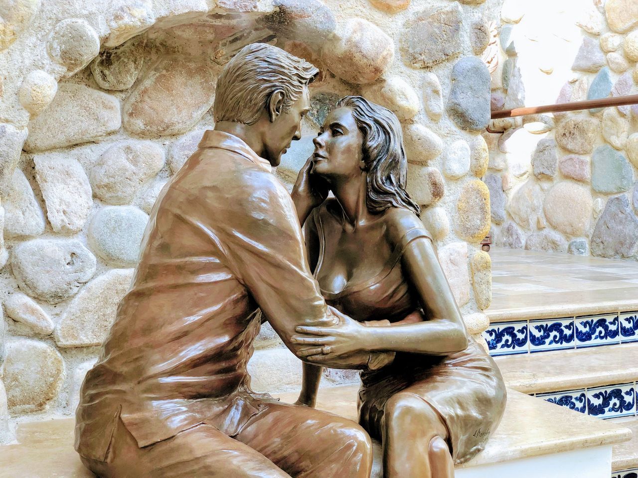 Richard Burton and Elizabeth Taylor statue at the entrance to Casa
