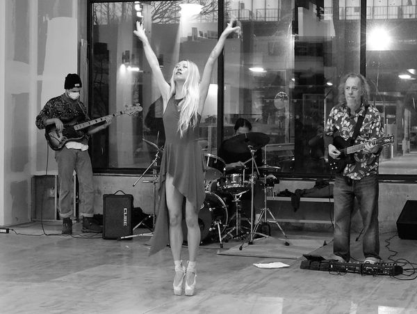 Weekly Free Live jazz show with accompanied Ballerina! 