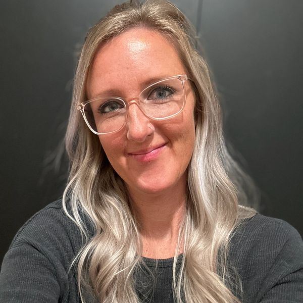 With over 20 years of experience, Erin loves working with men’s and kids’ cuts, as well as beard tri