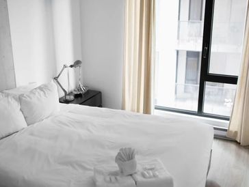 Airbnb turnover cleaning Dallas – fresh linens and guest-ready bedroom