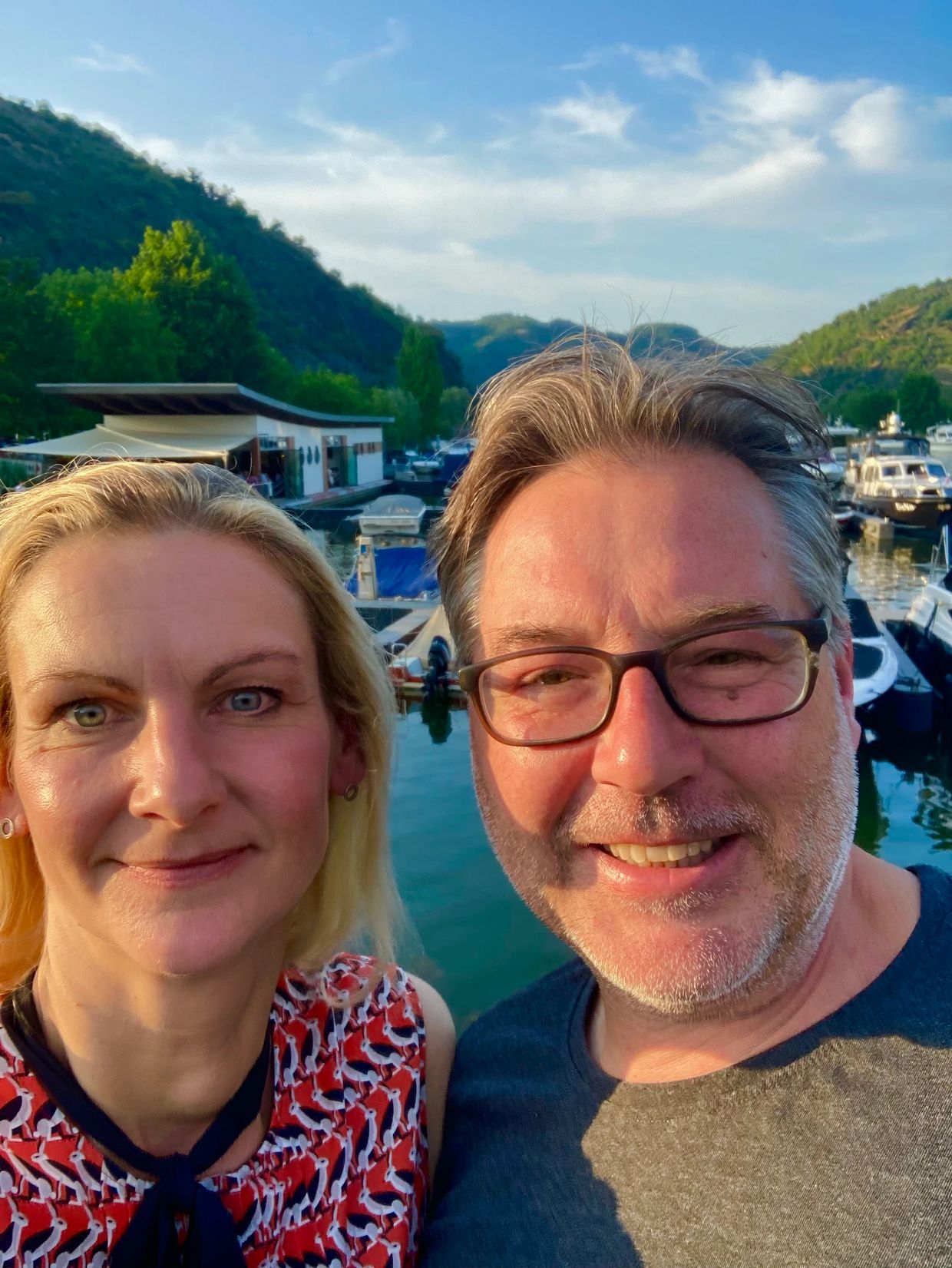 Ein lächelndes Paar vor Bootshafen