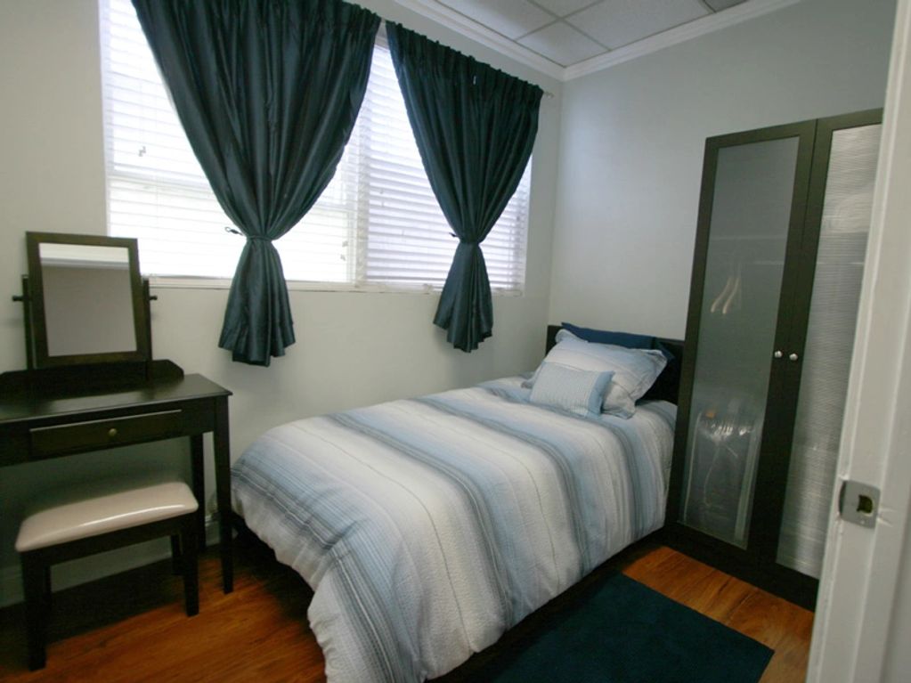 Cozy Single Room – Simple & Smart Stay