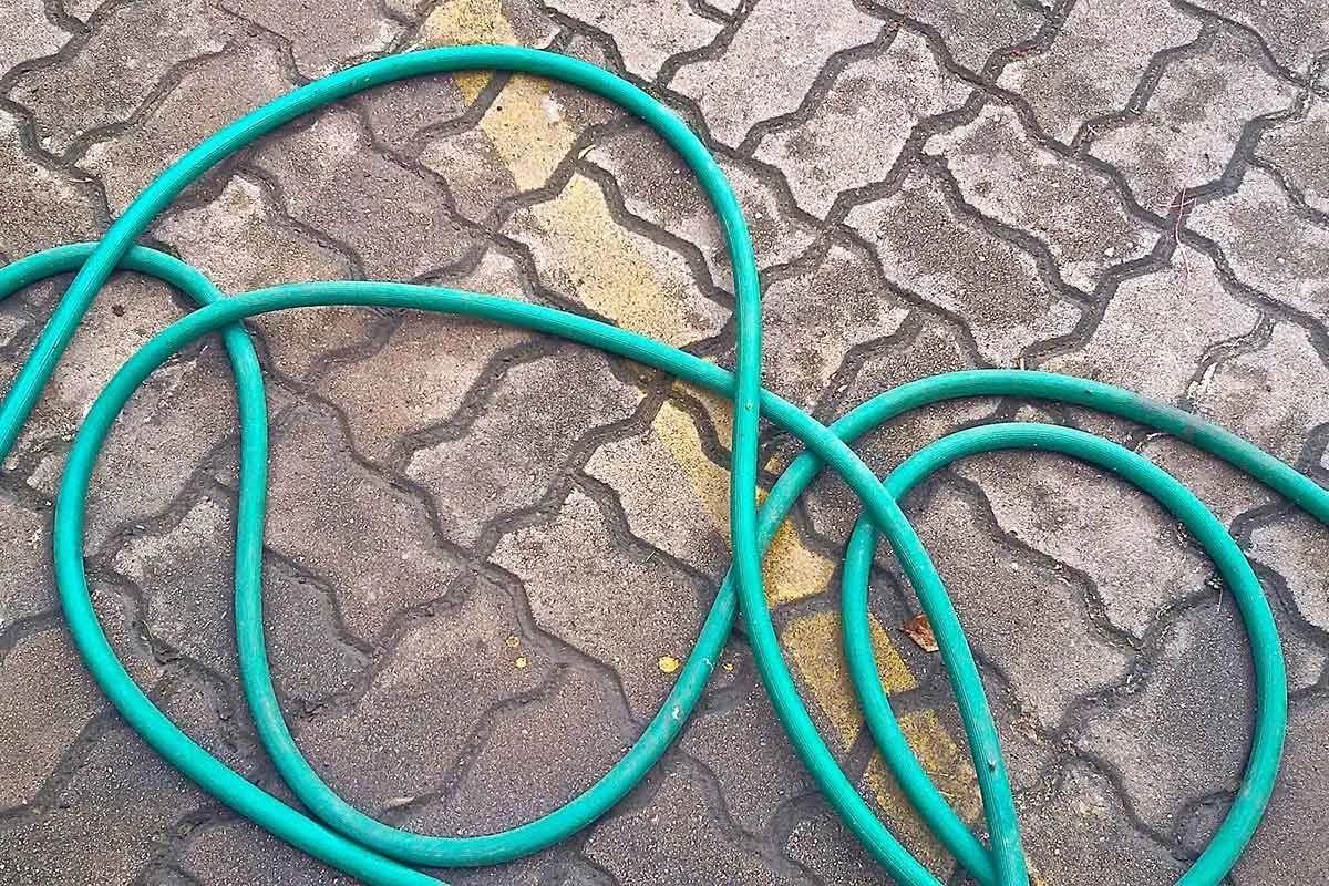 How To Keep a Garden Hose from Kinking