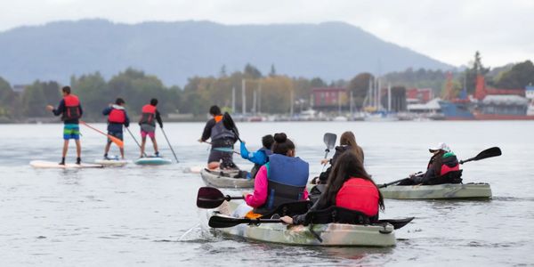 grupo de personas haciendo kayak kayaking en rio ciudad