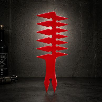 Peine rojo con diseño único en fondo oscuro.