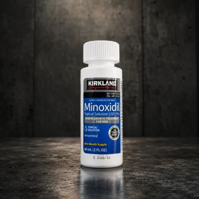 Botella de solución tópica Minoxidil de Kirkland para el crecimiento del cabello.