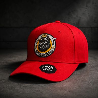 Gorra roja con logo de "Barber Boss" y etiqueta negra.