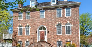 Beautiful TH In English Oaks.  Gleaming Hardwood Floors, 9ft Ceiling,  Maple Cabinets, Granite  High