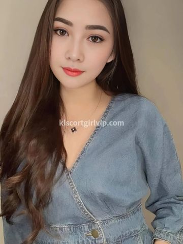 Art cafe dates with cheerful companion Lisa