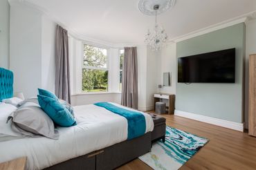 Spacious master bedroom, ensuite, stunning Newsham Park view.
