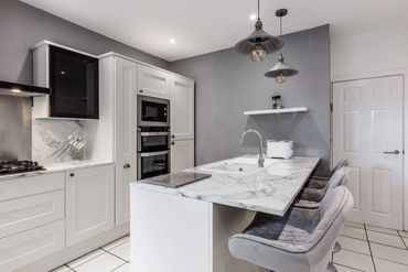 Island's kitchen with 4 high chairs to enjoy with your group while cooking and eating your favourite