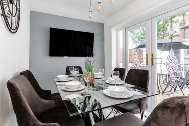 Breakfast table in the kitchen for up to 8 people with a lovely view of the back garden.