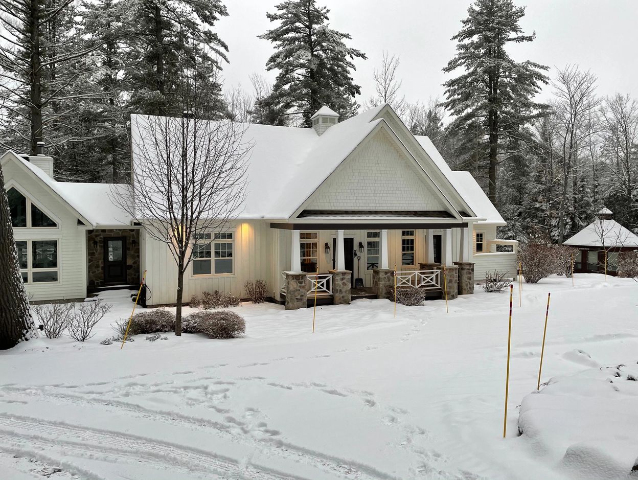 Magnifique propriété unifamiliale dans les Laurentides avant l'ajout d'un garage avec mezzanine. 