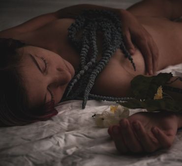 Woman nude with flowers 