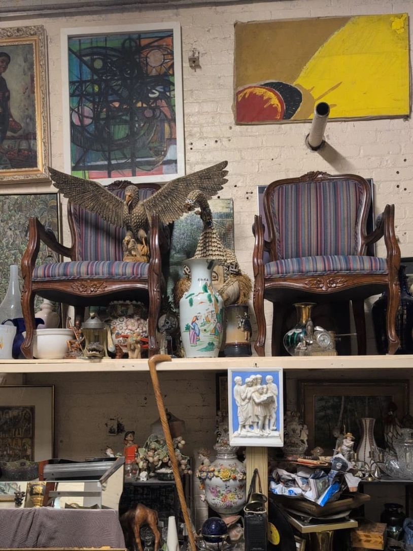 We are a small company dedicated to the retail sale of antiques, here you can find images of our pro