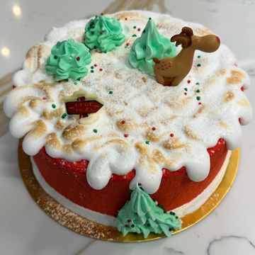 CHRISTMAS THEMED RED VELVET CAKE