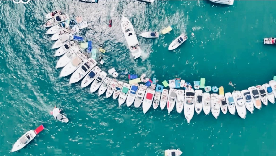 Rafting in the PlayPen/photo courtesy of Ruel the Sky Images Playpen Chicago charters charterboat boating chicago boating