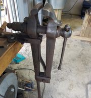 Blacksmiths leg vice