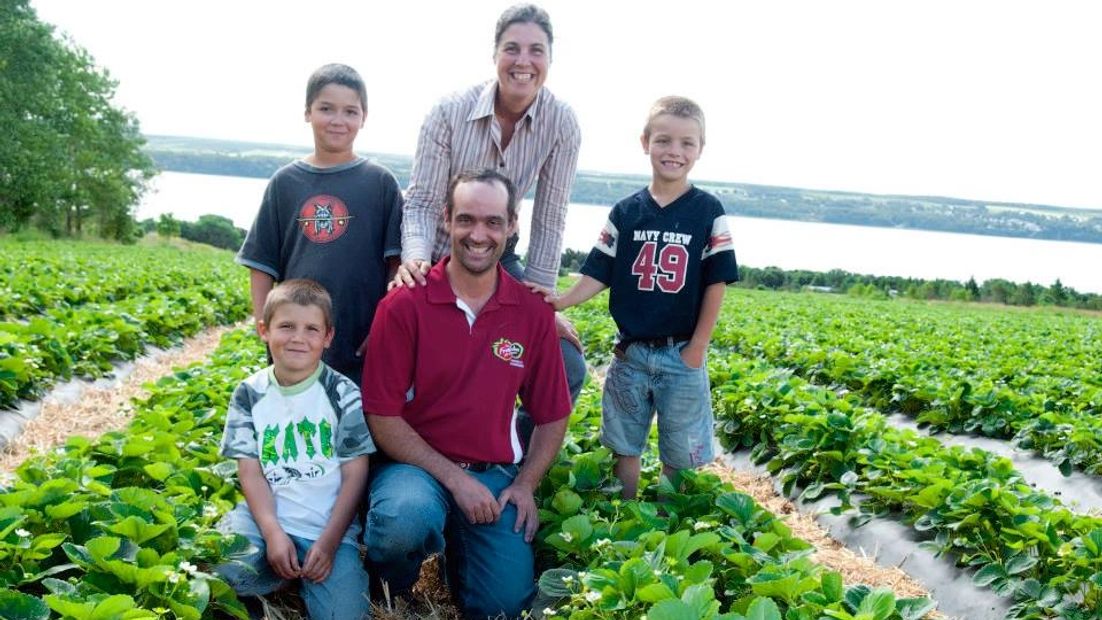 Propiétaires de la Ferme MP Vaillancourt et leurs enfants à Saint-Laurent I.O.