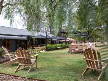 Jimmy Jones is 5 minutes from Rothbury Downs for casual and formal dining in Lovedale.