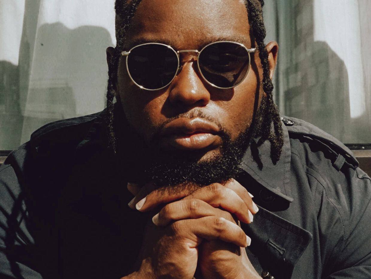 Elymvnt with sunglasses and braided hair.