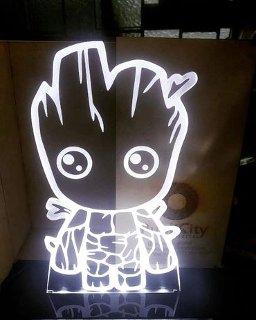 Yo soy Groot Lámpara Regalo en acrílico cristal 5 mm. Corte y grabado láser. Thematic Shop 