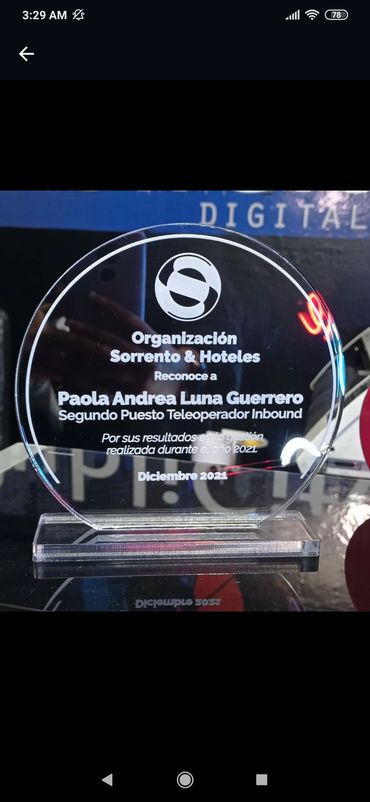 Trofeo conmemorativo y reconocimiento en acrílico cristal 8 mm. Thematic Shop 