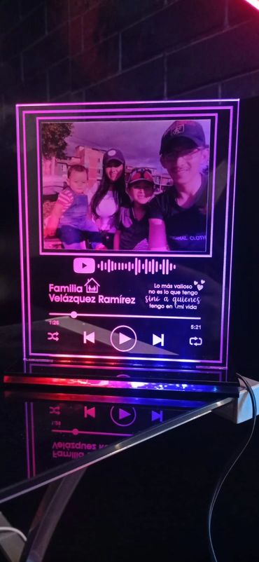 Familia Spotify Lámpara Regalo en acrílico cristal 5 mm. Corte y grabado láser. Thematic Shop 